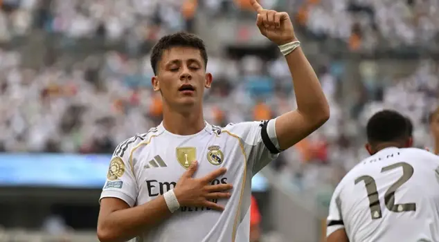 10-man Real Madrid secures crucial 3 points with their stars.