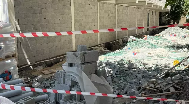 Two workers died after falling from a construction site in Diyarbakır.