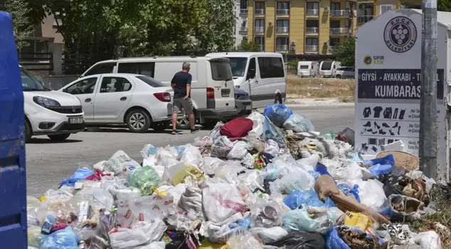 The streets of Izmir are filled with piles of garbage, and citizens are protesting, saying 