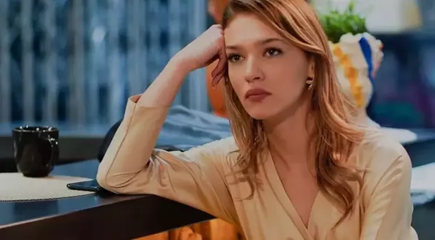 A stylish competition at the beach! Melisa Döngel made a splash on the shore with her bold dress.