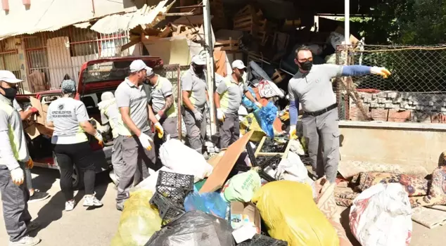 This time, 20 trucks of garbage came out of the 6-story building.