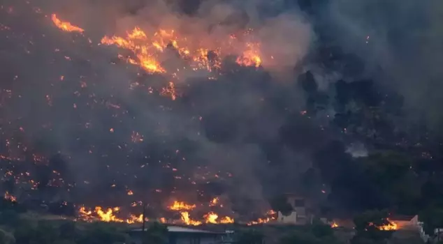 The forest fire in Athens spread to residential areas.