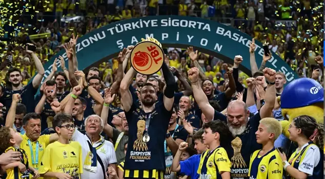 The champion Fenerbahçe Beko received their trophy.