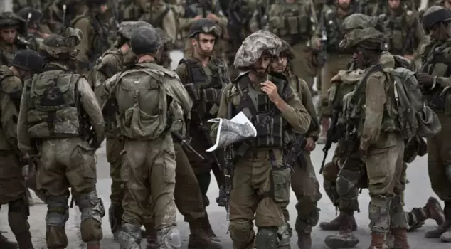 A group of Israelis who occupied Palestinian territories attacked their own soldiers.