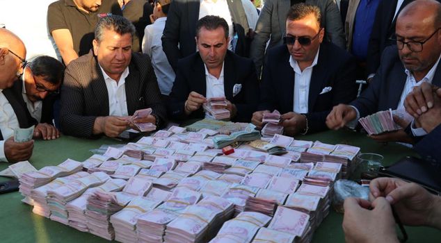 At the tribal wedding, a jaw-dropping amount of jewelry! The collected money was counted by 14 people.