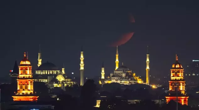 The crescent moon adorned the mosques in Istanbul.