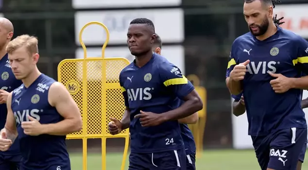 Surprise signing from the former Fenerbahçe star! He became both a coach and a player.