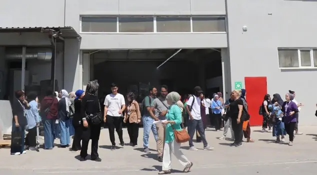 بعد دقائق من زلزال جيمليك، انهار سقف المصنع، واحتُجز 3 عمال تحت الأنقاض.