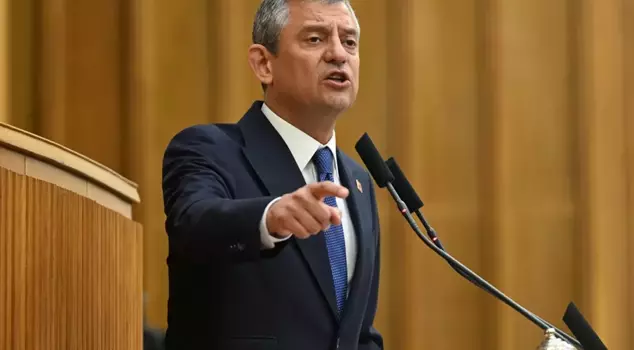 Özgür Özel'in dokunulmazlık fezlekesi Meclis'e sunuldu cümlesinin Arapça tercümesi:

