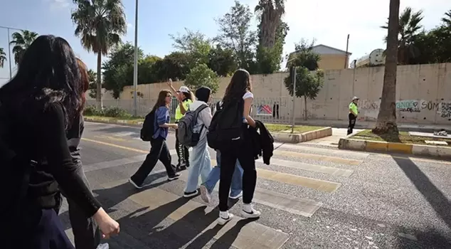 11 yaşındaki Elif'in ölümüne neden olan sürücüye 5 yıl hapis cezası. 

ترجمة: سُجِنَ السائق الذي تسبب في وفاة إليف البالغة من العمر 11 عامًا لمدة 5 سنوات.