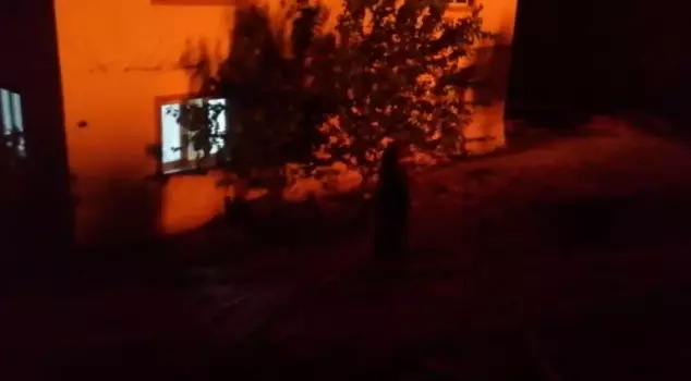 The forest fire in Buca reached residential areas, and citizens resisted the flames with hoses.