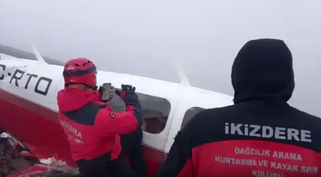 The wreckage of the crashed plane has been reached: The pilot is dead, and a female passenger has been rescued.