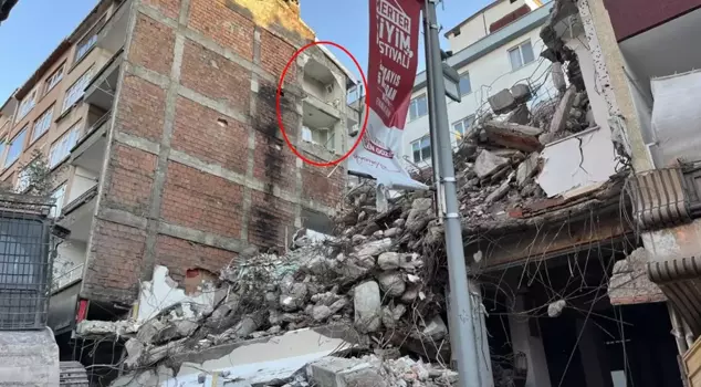Ekiplerin yıktığı binadan sonra ortaya çıkan görüntü pes dedirtti. 

ترجمة: 
