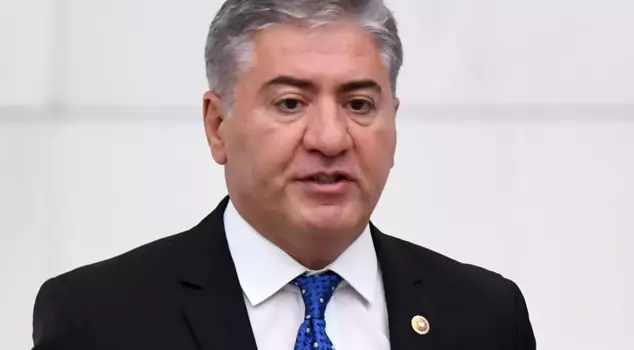 CHP Group Deputy Chairman Murat Emir fell from the rally podium! He sustained fractures in his body.
