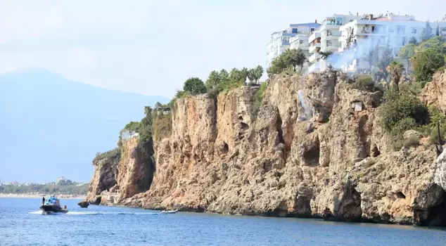 A young tourist who fell from the cliffs has lost his life.