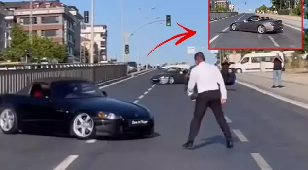 Traffic hooligans blocked the road at a red light and did a drift.
