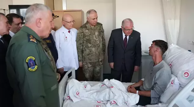 The Minister of National Defense, Güler, visited the soldiers who were poisoned by methane gas in the hospital.