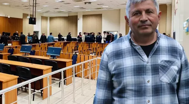 The hotel owner revealed his monthly income during the trial, and the audience stood up.