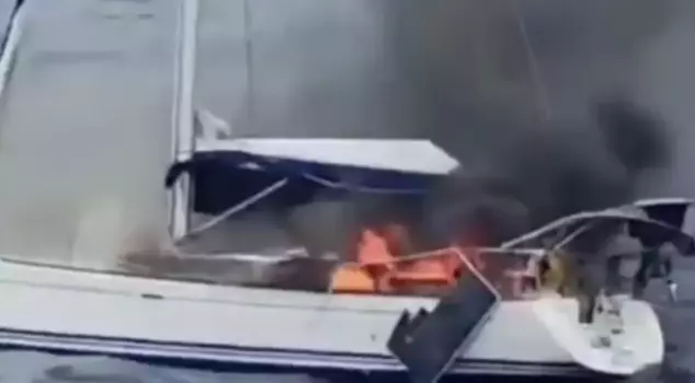 Drug traffickers set fire to their million-dollar yachts to avoid being caught.