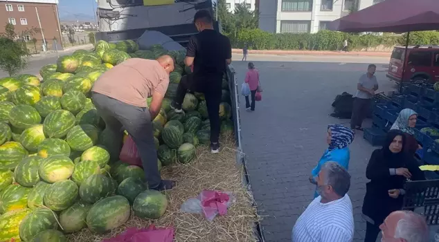 In Elazığ, 30 tons of watermelon were distributed to the public for free.