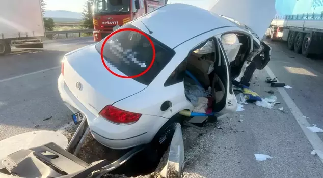 A lieutenant lost his life in a car that collided with a tractor, and his wife was seriously injured.