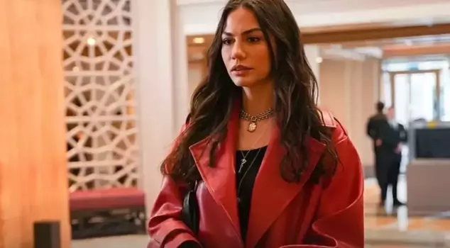 Demet Özdemir is shaking off the fatigue of the season on a warm beach.