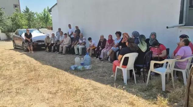 The village closest to drinking water has been without water for a week! They have revolted against the municipality.