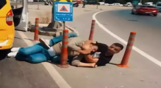 An interesting fight in Adana: A man strangled his friend by the roadside after taking his phone.