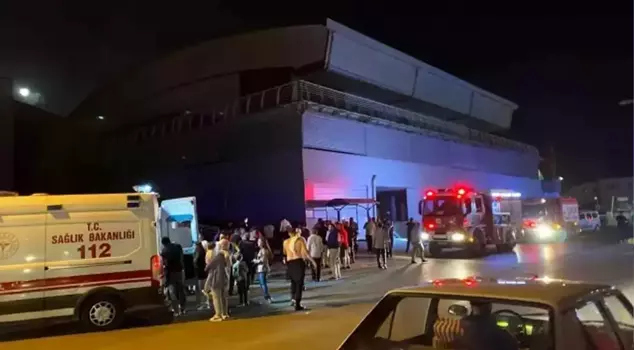 A fire broke out in a wedding hall in Kocaeli! Four people, including two children, were affected by smoke.