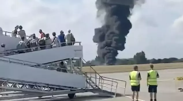 A small plane in England crashed to the ground shortly after takeoff: 4 dead.