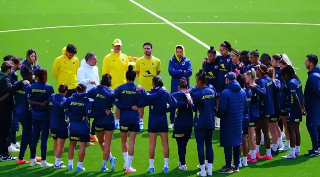 Fenerbahçe Women's Football Team signs 17 players at once.