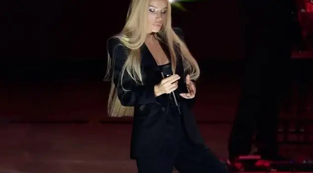 Gülşen makes a bold choice on stage! Her décolletage extends from the waist to the hips.