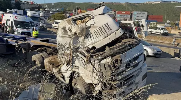 The truck's trailer fell on top of the cars: 5 dead, 1 injured.