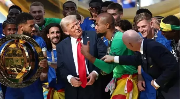 Trump did not step down from the stage despite warnings; he lifted the trophy with the players!