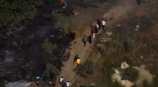 Land fire in Yalova! The villagers also supported the firefighting efforts.