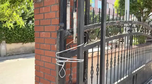 A metal gate fell on the child in Çekmeköy: He lost his life.