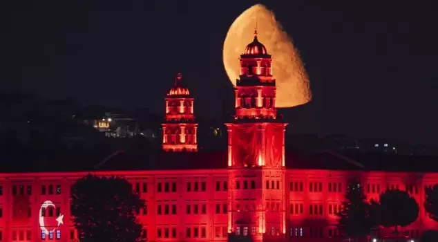 The mesmerizing view in Istanbul: The Half Moon with the Selimiye Barracks in the same frame.