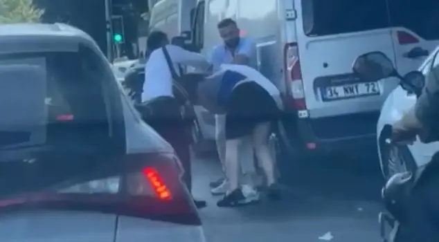 The female passenger attacked the taxi driver who opposed her smoking in the vehicle.