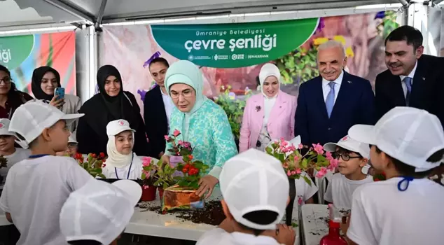 Emine Erdoğan participated in the Environmental Festival and made terrariums with the children.