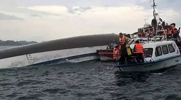 A tour boat capsized in Vietnam: 27 dead.