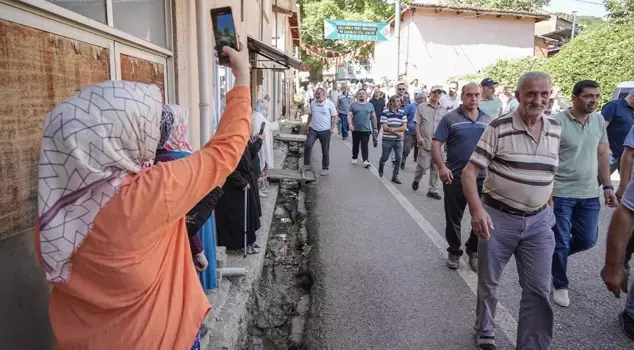 Women took over the management, and men were banned from entering the neighborhood for one day.