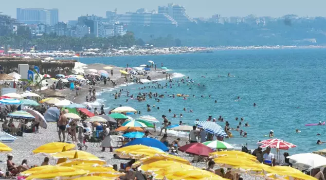 In Antalya, where a '53-degree' warning was issued, citizens flocked to the beaches.