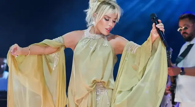 79-year-old Ajda Pekkan defied the years with her energy on stage.