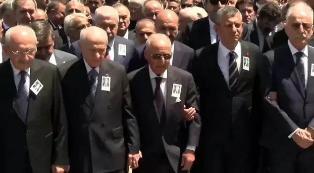 The striking image from Altan Öymen's funeral ceremony.