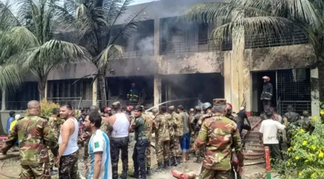 A military plane crashed on top of a school building in Bangladesh: There are many casualties.