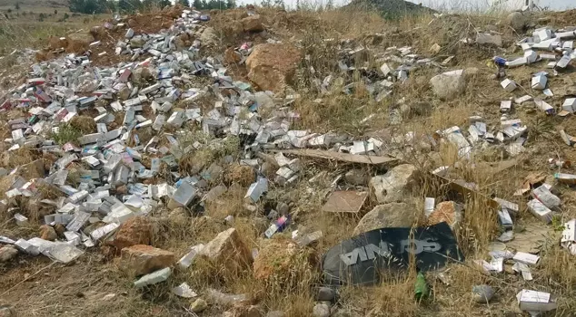 The driver who parked their vehicle by the roadside found hundreds of boxes of medicine.