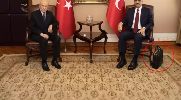 He doesn't even trust his close bodyguards with it! Here is the secret of the bag that İbrahim Kalın never parts with.