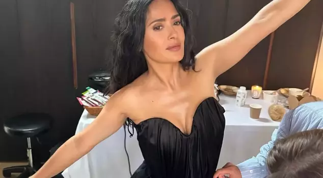 58 лет, но кто увидит, подумает, что ей 30! Танцевальное выступление Сальмы Хайек в бикини.