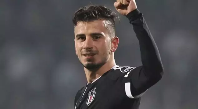 Former Beşiktaş player Oğuzhan Özyakup reacted immediately after the match by grabbing his phone.