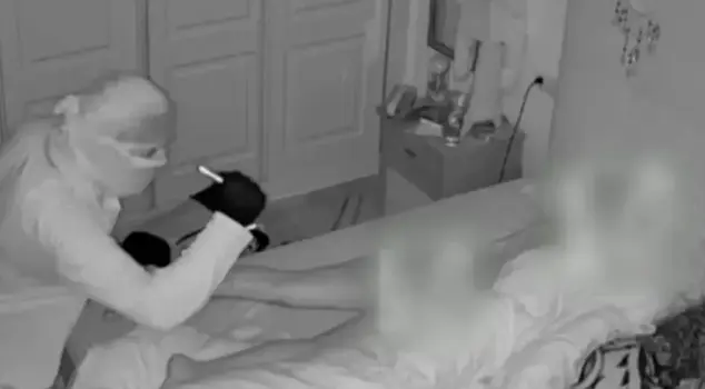 The thief first harassed the woman sleeping naked and then took her wallet and left!
